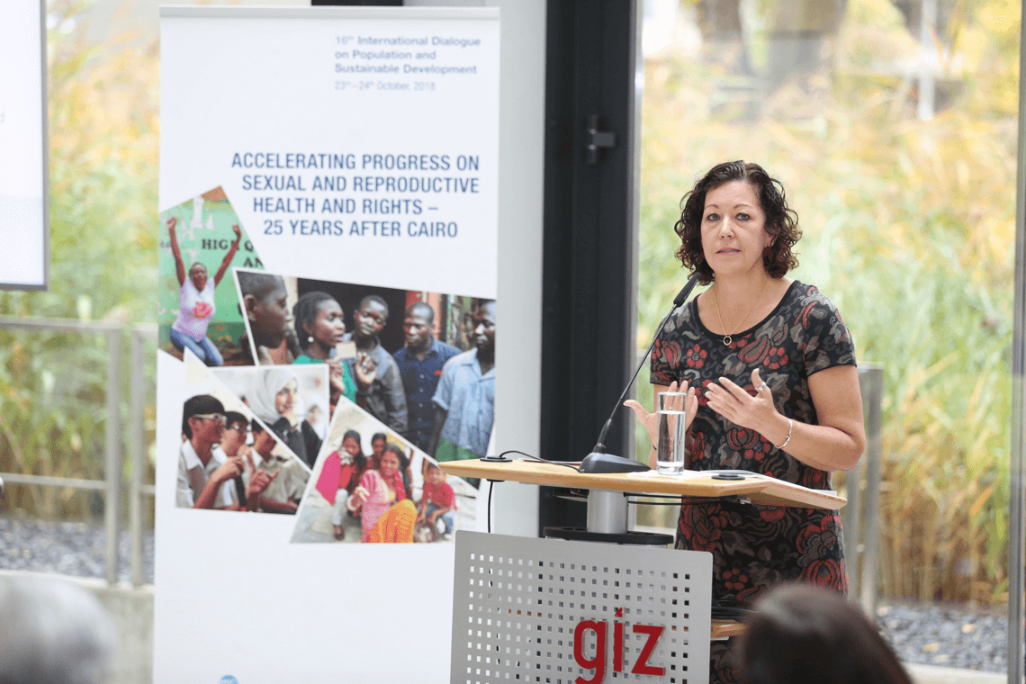 Ann Starrs, co-chair of the Guttmacher-Lancet Commission addresses the Dialogue, Foto by Bayer/Meinhold)